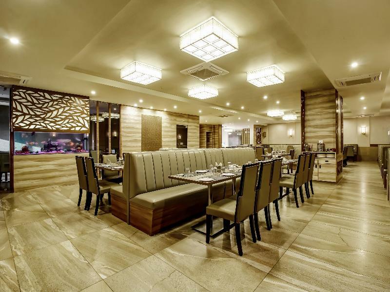 Capital O 28086 Sindhura Grand Hotel Hyderabad Exterior foto