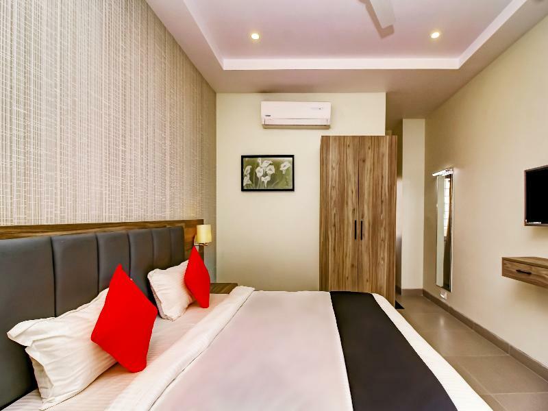 Capital O 28086 Sindhura Grand Hotel Hyderabad Exterior foto