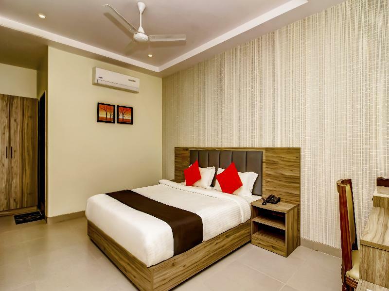 Capital O 28086 Sindhura Grand Hotel Hyderabad Exterior foto