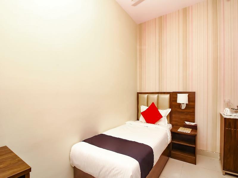 Capital O 28086 Sindhura Grand Hotel Hyderabad Exterior foto
